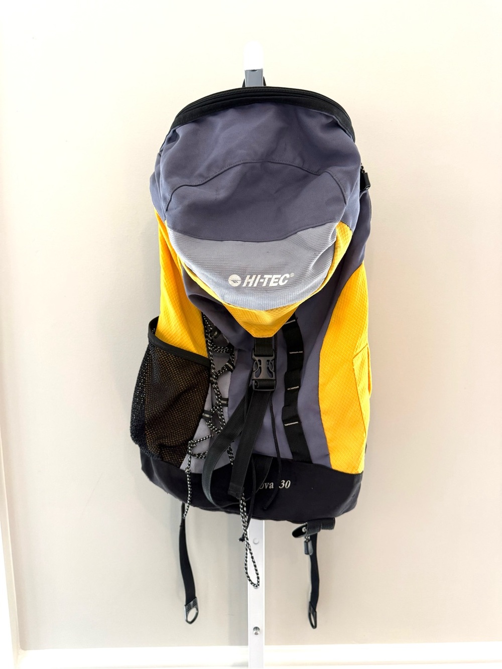 Hi-Tec Nova 30 Technical Hiking Backpack Gray Yellow Outdoor Camping OS